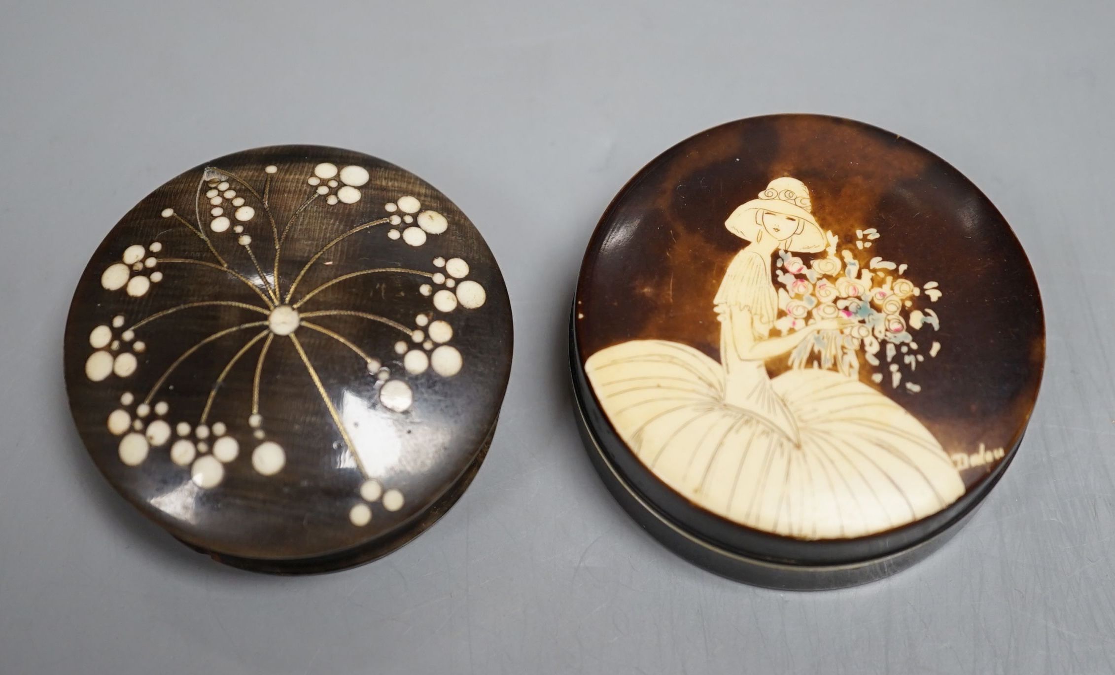 An early 20th century stained ivory powder box and a similar horn and ivory box, largest 5.5cm diameter